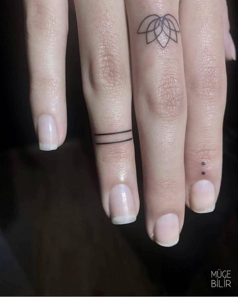 Special tattoos on Instagram: “💕🌹💜 - turn on the notifications for daily updates • Tag someone who like the art of tattooing ---------------------------------------------…” Toe Tattoos, Cute Finger Tattoos, Small Finger Tattoos, Finger Tattoo For Women, Chic Tattoo, Finger Tattoo Designs, Special Tattoos, Japanese Tattoos, Delicate Tattoo