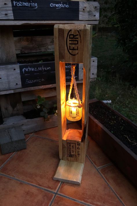 Pallet Candle Holder, Candle Holders Decor Ideas, Pallet Light, 2x4 Projects Diy, Pallet Home Decor, Luminaire Original, 2x4 Projects, Diy Cushions, Porch Decorating Ideas