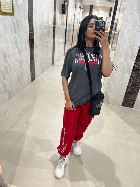 Street style outfit inspo. Red pants casual style Red Joggers Outfit, Red Cargo Pants Outfit, Jogging Pants Outfit, Street Style Sporty, Red Cargo Pants, Red Street, Red Joggers, Cargo Pants Outfit, Green Sweatshirt