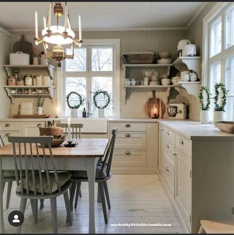 Vintage Dining Set, Cottage Kitchens, Scandinavian Kitchen, Cottage Kitchen, Decor Minimalist, Wooden Furniture, Country Kitchen, Kitchen Inspirations, Farmhouse Kitchen