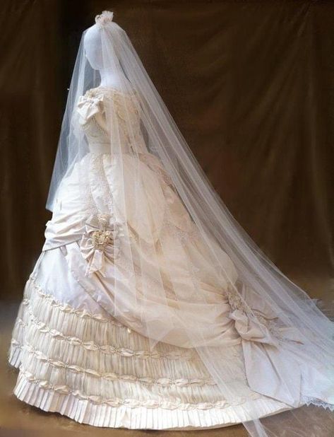 Victorian Evening Dress, Ball Gowns Victorian, White Wedding Dress, Victorian Wedding, Old Dresses, To Wear, Wedding Gowns Vintage, Vintage Gowns, A Wedding Dress