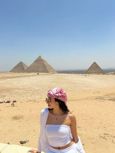 Pyramids Photo Ideas, Egypt Vacation Outfit, Pyramids Outfit, Egypt Aesthetic Outfits, Egypt Photo Ideas, Cairo Photoshoot, Egypt Fits, Cairo Outfit, Egypt Outfit