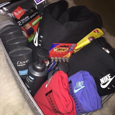 Boyfriend Basket Ideas Birthday Black, Bf Box Ideas, Spoiling Boyfriend Ideas For Him Baskets, Boyfriend Christmas Gift Ideas Black Couple, Basket Presents For Boyfriend, Guy Birthday Gifts Boyfriends, Guy Gift Basket Ideas, Nike Gift Basket Ideas For Him, Boyfriend Gifts Basket