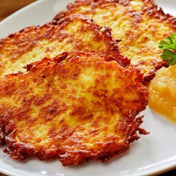 German Potato Pancakes, Potatoe Pancake Recipe, German Potato, German Potatoes, Idee Pasto, German Recipes, Potato Pancakes, Potato Cakes, Bratwurst