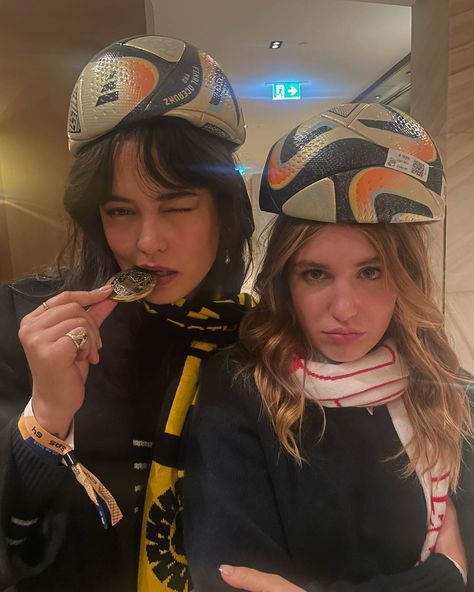 sophie nelisse and courtney brown Sophie Nélisse, Yellowjackets Cast, Sophie Nelisse, Courtney Eaton, Yellow Jackets, Celeb Crush, Alycia Debnam Carey, Yellow Jacket, Just Girl Things