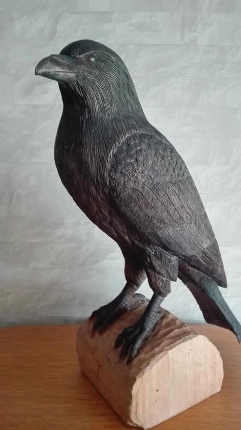 Whittling Patterns, Ceramic Birds Sculpture, Wood Carving Art Sculpture, Simple Wood Carving, Raven Bird, Crow Art, Bird Carving, Raven Art, Chainsaw Carving