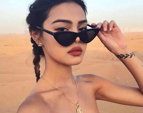 Look 80s, Lily Maymac, Cat Eye Sunglasses Women, Cateye Sunglasses, Glasses Brands, نظارات شمسية, Plastic Sunglasses, Wearing Sunglasses, Foto Poses