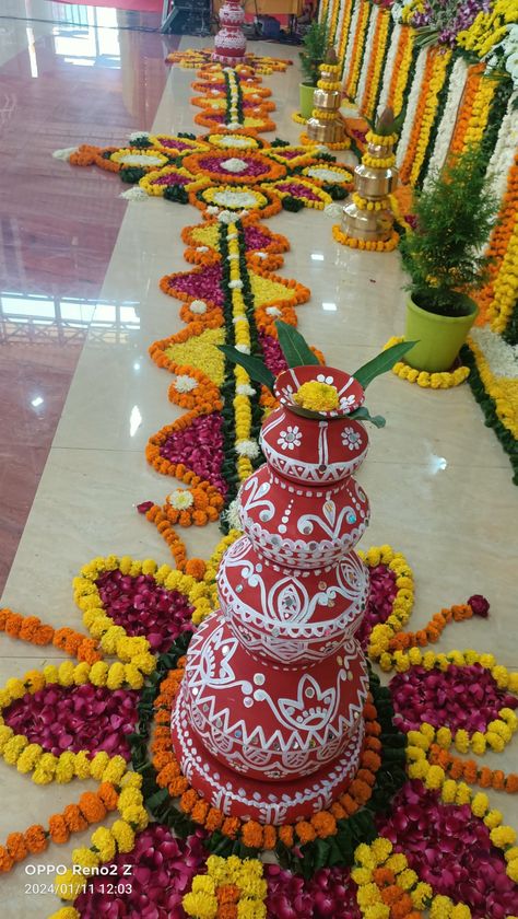 Kalash Decoration Saraswati Puja Pandal, Kalash Decoration, Puja Pandal, Simple Flower Rangoli, Saraswati Puja, Diwali Pictures, Diwali Decorations At Home, Simple Rangoli Border Designs, Rangoli Border