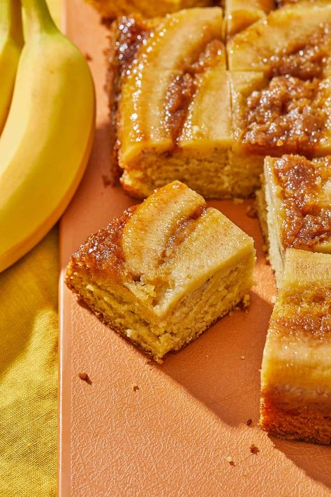 Vegan Dessert With Bananas, Vegan Upside Down Cake, Vegan Recipes With Bananas, Vegan Banana Desserts, Vegan Banana Recipes, Banana Recipes Vegan, Vegan Pineapple Upside Down Cake, Banana Cake Vegan, Banana Fosters