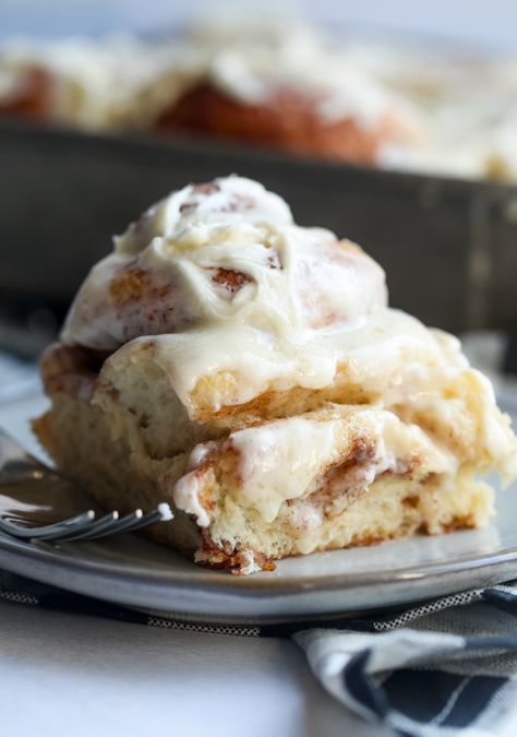 This is the BEST Cinnamon Roll Recipe EVER! Gooey cinnamon rolls with a fluffy dough that are done fast and are better than Cinnabon! Best Cinnamon Roll Recipe, Homemade Cinnamon Rolls Easy, Cinnamon Rolls From Scratch, Sweet Dinner Rolls, Cookies And Cups, Fluffy Dinner Rolls, Cinnamon Roll Recipe, Cinnamon Rolls Easy, Best Cinnamon Rolls