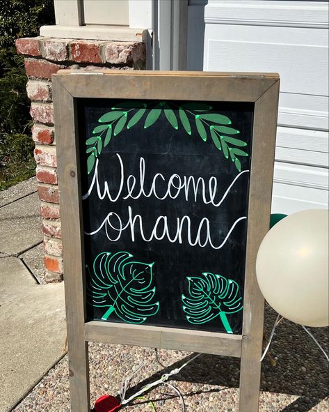 Tropical Chalkboard Art, Vbs Jungle, Hawaiian Bridal Shower, Chalkboard Art Quotes, Chalkboard Doodles, Wedding Chalkboard Signs, Chalk Sign, Board Signs, Board Art