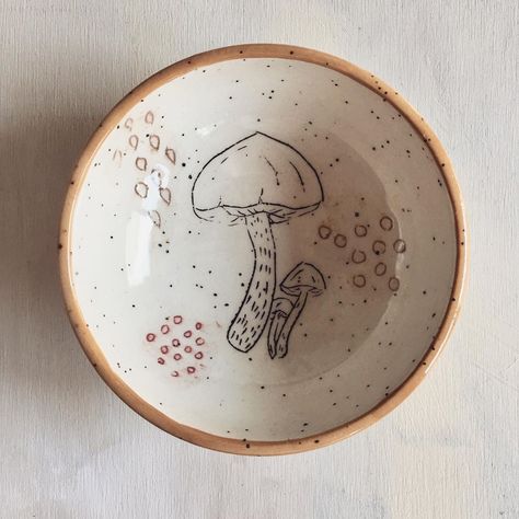 Mushroom Bowl Ceramic, Mushroom Pottery Painting, Pottery Drawing, Mushroom Bowl, Pottery Tableware, Paint Your Own Pottery, Mushroom Decor, Mushroom Design, Ceramic Ideas