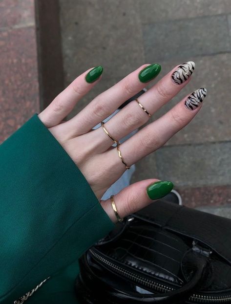 green aesthetic zebra nail art nails Green And Zebra Nails, Safari Nails Designs Green, Zebra Gel Nails, Green Nails 2023, Nail Design Valentine, Zig Zag Nails, Safari Nails, Zebra Nail Designs, Aesthetic Nail Art