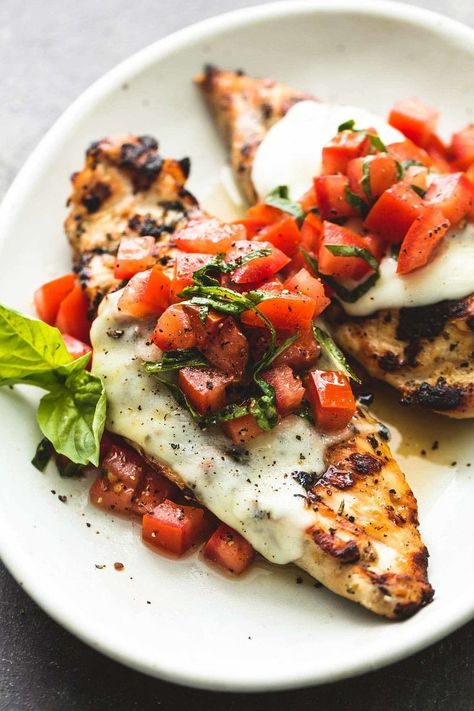 Grilled Bruschetta Chicken Chicken Thights Recipes, Healthy Grilled, Grilled Bruschetta, Resep Salad, Bruschetta Chicken, Chicken Easy, Chicken Healthy, Summer Meal, Healthy Grilling