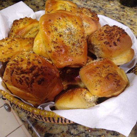 Challah Rolls, Onion Rolls, Onion Bread, Bread Maker Recipes, Dry Bread, Baked Rolls, Kosher Recipes, Roll Recipe, Jewish Recipes