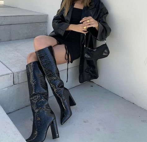 Black Croc Boots Outfit, Croc Boots Outfit, Sofia Coelho, Croc Boots, Naked Wolfe, Crocs Boots, Moving Out, Boots Outfit, Streetwear Fashion