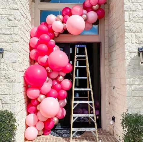 10 Graduation Party Themes To Decorate Your Grad Party - Its Claudia G Balloon Arch Wedding, Baby Pink Wedding, Pink Chrome, Fiesta Baby Shower, Baby Shower Party Supplies, Butterfly Birthday, Barbie Birthday, Balloon Decor, White Balloons