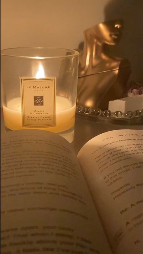 reading | candle | books | reading aesthetic | book aesthetic | candle aesthetic | cozy aesthetic | eilish perfume | eilish aesthetic | crystals | room inspo | stories inspo | aesthetic pics | decor inspo | crystals aesthetic | livros aesthetic | vela aesthetic | decoração aesthetic | quarto aesthetic | cristais | perfume aesthetic Eilish Fragrance Aesthetic, Billie Eilish Autumn Aesthetic, Candle Book Aesthetic, Eilish Perfume Aesthetic, Billiecore Aesthetic, Billie Eilish Perfume Aesthetic, Vela Aesthetic, Crystals Room, Billie Eilish Perfume