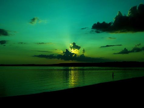 Green Sunset, Beautiful Beach Scenes, Rainbow Pictures, Blue Green Eyes, Green Sky, Sunset Landscape, Sunset Wallpaper, Sunset Colors, Beach Reading