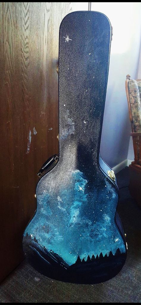 Diy Guitar Design, Painting Acoustic Guitar, Painted Violin Case, Painted Acoustic Guitar Ideas, Guitar Ideas Design, Paint Guitar Diy, Painted Guitars Ideas Aesthetic, How To Paint A Guitar, Acoustic Guitar Design Ideas