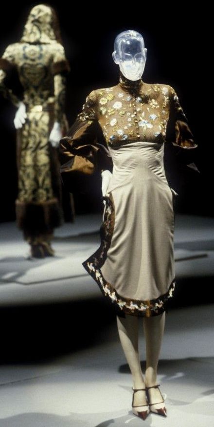 Alexander Mcqueen 90s, Alex Mcqueen, Givenchy Haute Couture, Runway Fashion Couture, Minimal Look, 21st Dresses, Couture Designers, 2000s Fashion, Couture Collection