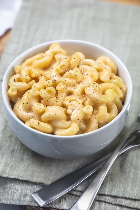 This healthy, protein-packed cottage cheese mac and cheese is both creamy and satisfying. It gets ready in 15 minutes. Cottage Cheese Mac And Cheese, Make Cottage Cheese, Cheese Mac And Cheese, Mac And Cheese Healthy, Healthy Mac N Cheese, Pasta Al Dente, Panko Bread Crumbs, Mac N Cheese Recipe, Cheese Flavor