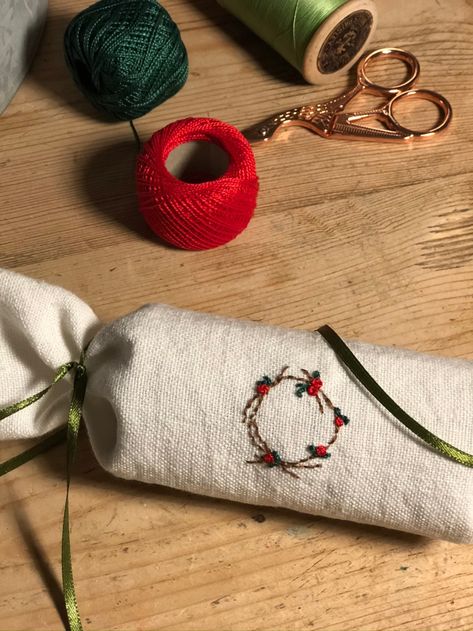 Eco Friendly Christmas Decorations, Homespun Christmas, Diy Christmas Crackers, Eco Christmas, Sustainable Christmas, Eco Friendly Christmas, Mini Series, Christmas Crackers, Christmas Makes