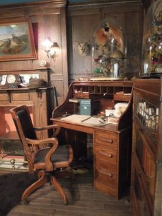 Dark Academia Desk, Victorian Study, 1940s Furniture, Dark Academia Room Ideas, Gentlemans Study, Victorian Office, Small Bedroom Storage, Old Office, Old Desks