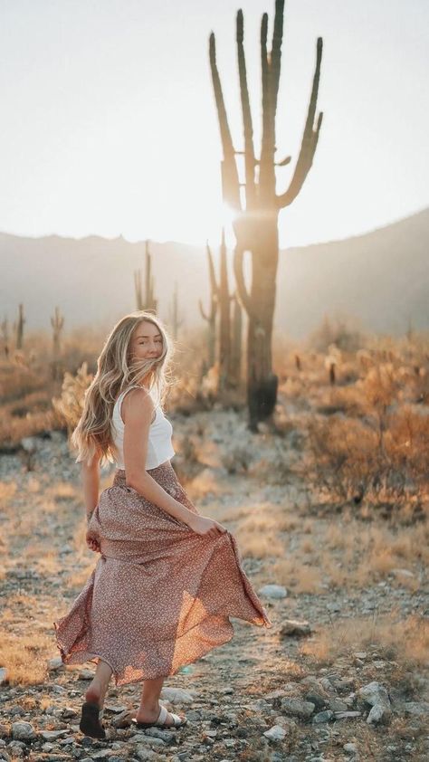 Desert Photoshoot Outfit, Cactus Photoshoot, Desert Photo Shoot, Bohemian Photoshoot, Desert Photoshoot Ideas, Western Photo Shoots, Photoshoot Branding, Boho Photoshoot, Poses Photoshoot