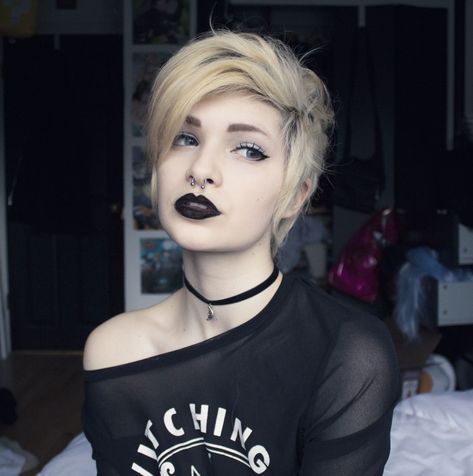 beautiful people Scene Haircuts, Short Punk Hair, Haircut Images, The Velvet Underground, Goth Hair, Black Lipstick, Iggy Pop, Punk Hair, Pinterest Hair