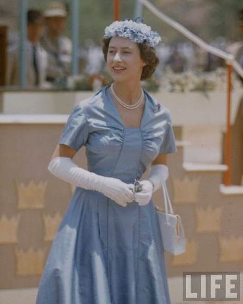 🇬🇧👗Princess Margaret, Countess of Snowdon (1930 – 2002) during one of her engagements while carrying out a tour of the British Colonies in… Prinses Margaret, Vintage Headwear, Sarah Chatto, London Bridges, Princesa Anne, Princesa Margaret, Royal Carriage, Modern Royalty, Margaret Rose