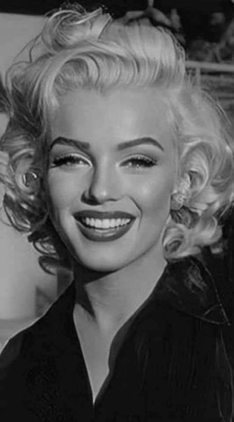 Marilyn Monroe Wedding, Marilyn Monroe Photography, Marilyn Monroe Portrait, Animated Art, Marilyn Monroe Quotes, Marilyn Monroe Fashion, Marilyn Monroe Art, Olivia Newton, Marilyn Monroe Photos