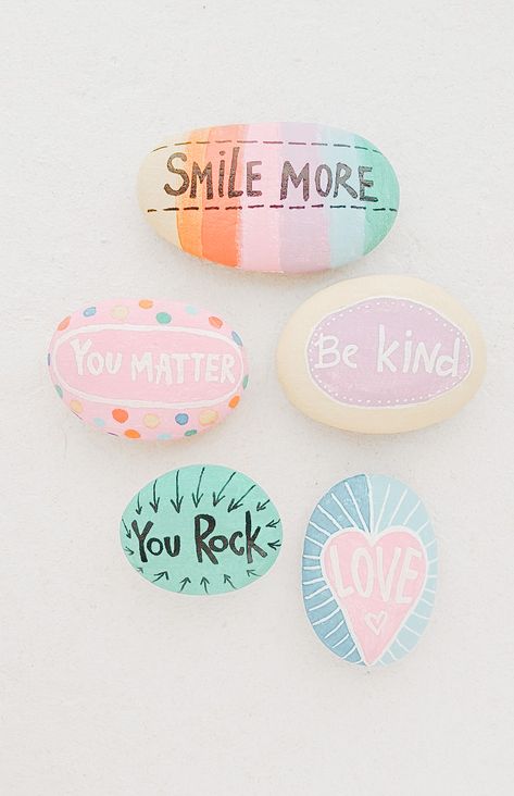 Things To Paint On Rocks Aesthetic, Preppy Rock Painting Ideas, Preppy Rock Painting, Aesthetic Painted Rocks, Rock Painting Ideas Aesthetic, Aesthetic Rock Painting Ideas, Aesthetic Rock Painting, Stones Craft, Market Day Ideas