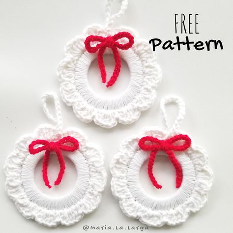 Crocheted Mini Christmas Wreaths, Crochet Wreath Ornament Pattern, Crochet Mini Christmas Wreath, Crochet Wreath Ornament Free Pattern, Photo Ornaments Diy Christmas, Crochet Xmas Gifts, Crochet Wreath Ornament, Crochet Wreaths, Crocheted Ornaments