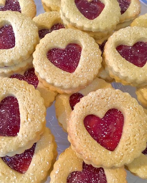 Jammy Dodgers Aesthetic, Biscotti Aesthetic, Jam Biscuits, Jammy Dodgers, Shaped Food, Heart Shaped Food, Valentine Cookie, Sweet Cafe, Valentines Baking