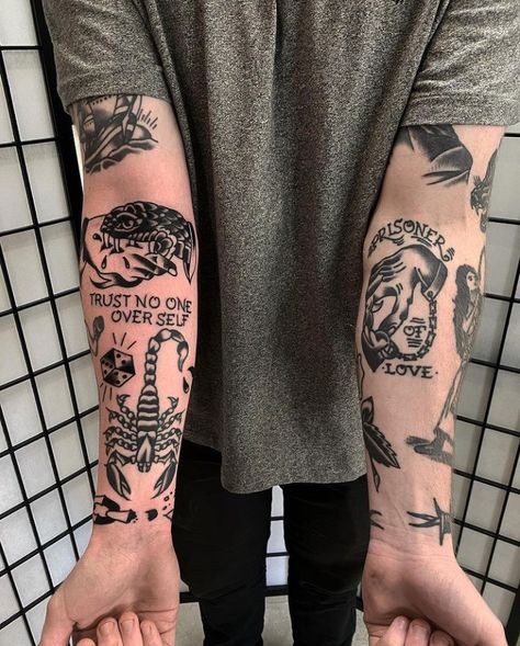 Cool Traditional Tattoos, Traditional Hand Tattoo, Traditional Black Tattoo, Emo Tattoos, Russian Tattoo, Tattoo Magazine, Traditional Tattoo Sleeve, Back Of Shoulder Tattoo, Old School Tattoo Designs