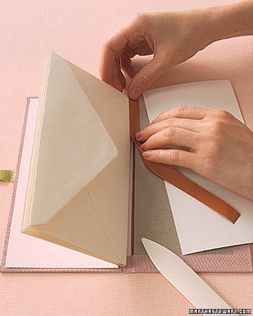 Easy envelope book.  Would make a good travelogue with plenty of room for ticket stubs, brochures, etc. Envelope Craft, Mini Albümler, Easy Envelope, Binding Book, Envelope Book, Diy Buch, Printable Envelope, Ticket Stubs, Envelope Template