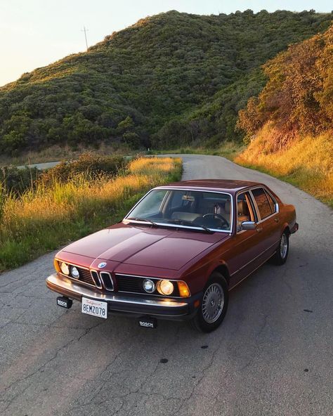 80s Bmw, Classic Car Photoshoot, Car Photoshoot, Bmw E34, Classic Aesthetic, Bmw 7 Series, Bmw 7, Nice Cars, Classy Cars