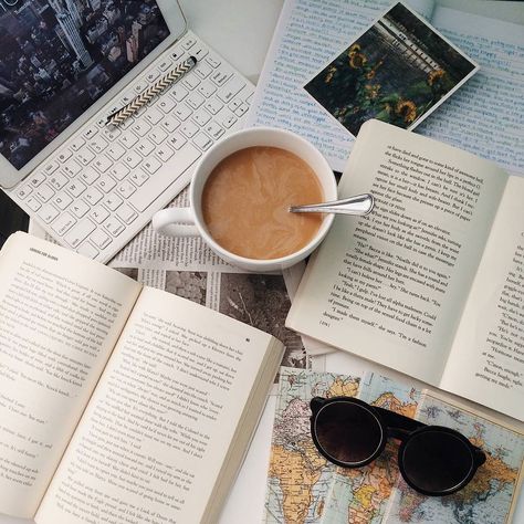 Desk Organization College, College Books, Pretty Notes, Work Motivation, Student Organization, Study Space, School Inspiration, A Cup Of Tea, Studying Inspo