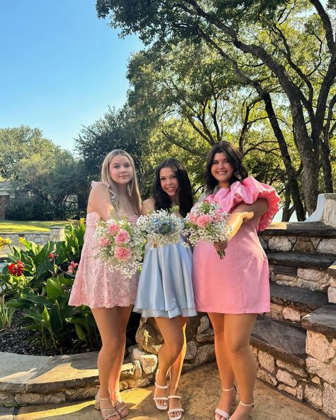 hoco 24 | strapless dress | blue hoco dress | hoco pics | pose ideas | trio pics | hoco bouquet Hoco Pictures With Flowers, Hoco Poses With Bouquet, Posing Ideas With Friends, Hoco Trio Photos, Hoco Poses For 3, Hoco Pictures Ideas Friends Trio, Hoco Poses 3 People, Trio Hoco Pics, Trio Picture Poses