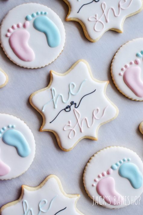 Cookies For Gender Reveal Party, He Or She Cake Ideas, Gender Cookies Reveal, He Or She Gender Reveal Cookies, Gender Reveal Cookies Neutral, Gender Reveal Sugar Cookie Ideas, He Or She Gender Reveal Decorations, Gender Reveal Royal Icing Cookies, Gender Reveal Cookies Ideas Simple