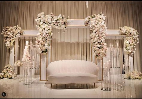 Wedding Kosha Design, Wedding Hall Decorations Indian Reception Ideas, Wedding Reception Stage Design, Elegant Wedding Entrance, White And Gold Wedding Stage, Arab Wedding Decoration, White Wedding Stage Decor Elegant, Wedding Palace Decoration, White Wedding Stage Decor