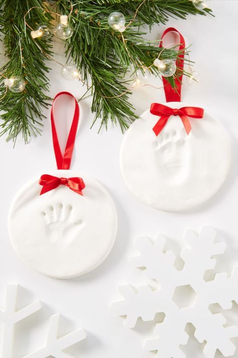 Footprint Ornament Diy, Baby Diy Christmas Cards, Baby Foot Christmas Crafts, Diy Baby Christmas Cards, Hand Print Ornament Baby, Footprint Ornament Baby, Baby Christmas Card Ideas Diy, Baby's First Christmas Ornament Diy, Diy Baby Ornaments