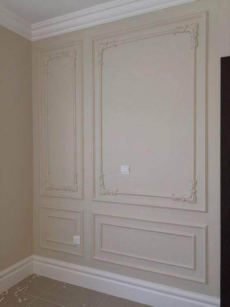 French Molding Wall, French Wall Panels, Wall Mirror Decor Living Room, Wall Molding Design, White Wall Paneling, Mirror Decor Living Room, Ideas Habitaciones, French Walls, Bedroom Decor Design