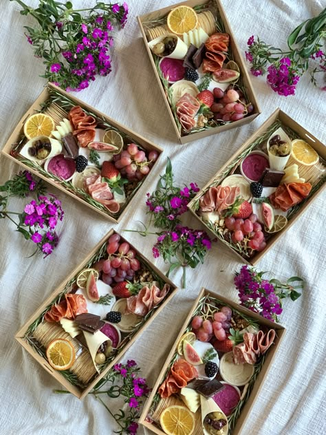 Small grazing boxes Mini Grazing Board, Small Grazing Board Ideas, Small Charcuterie Boxes, Dessert Grazing Box Ideas, Grazing Boxes Packaging, Mini Grazing Box Ideas, Small Grazing Board, Small Grazing Box Ideas, Platter Boxes