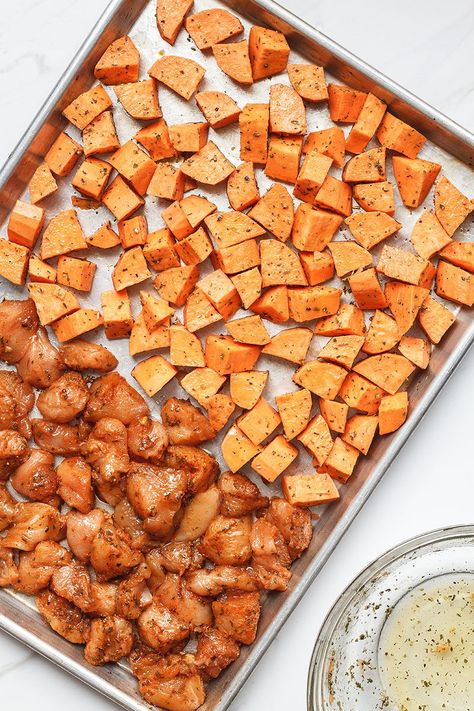 Roasted Chicken and Sweet Potato Meal Prep - Roasted to perfection, this sheet pan chicken and sweet potato is perfect for meal prep. - #recipe by #eatwell101 Sweet Potato Meal Prep, Potato Meal Prep, Sheet Meals, Chicken And Sweet Potatoes, Chicken And Sweet Potato, Macros Diet, Sheet Pan Chicken, Chicken Sweet Potato, Pan Dinners