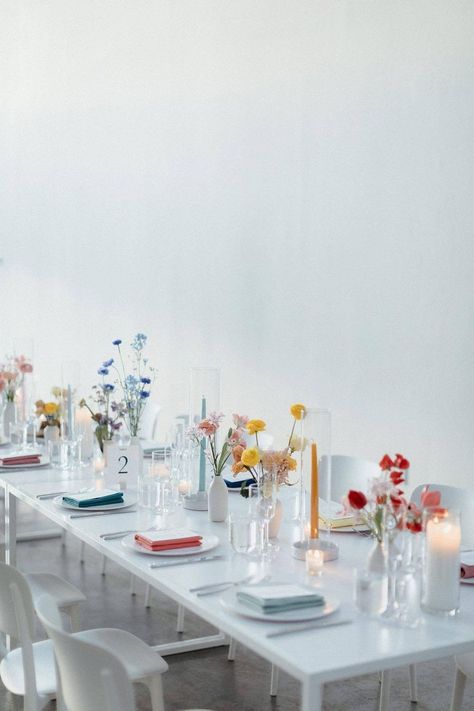 Corporative Events, Color Block Wedding, Fabric Installation, Minimalist Color, Minimalist Tables, Contemporary Wedding, Long Table, Decoration Inspiration, City Wedding