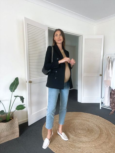 12 Maternity Outfits and Pregnancy Style Tips Pregnant Outfits Street Styles, Smart Maternity Outfits, Maternity Outfit For Work, Pregnant Working Outfit, Maternity Office Wear Summer, Maternity Outfit With Jeans, Preggo Outfits Spring, French Maternity Style Winter, Maternity Outfit Office