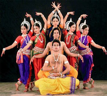 INDIAN Classic Dances – Sushantskoltey's Blog Bellydance Photography, Indian Classical Dancer, Bharatanatyam Poses, Dance Of India, Cultural Traditions, Dance Picture Poses, Dance Group, Indian Classical Music, Dance Forever