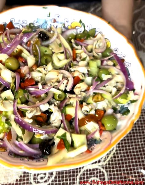 Scungilli Salad Perfect for your summer party and especially for your Christmas Eve party! Sicilian Salad Recipe, Scungilli Recipes, Scungilli Salad, Italian Seafood Salad, Italian Salads, Christmas Side Dish Recipes, Christmas Eve Party, 7 Fishes, Christmas Side